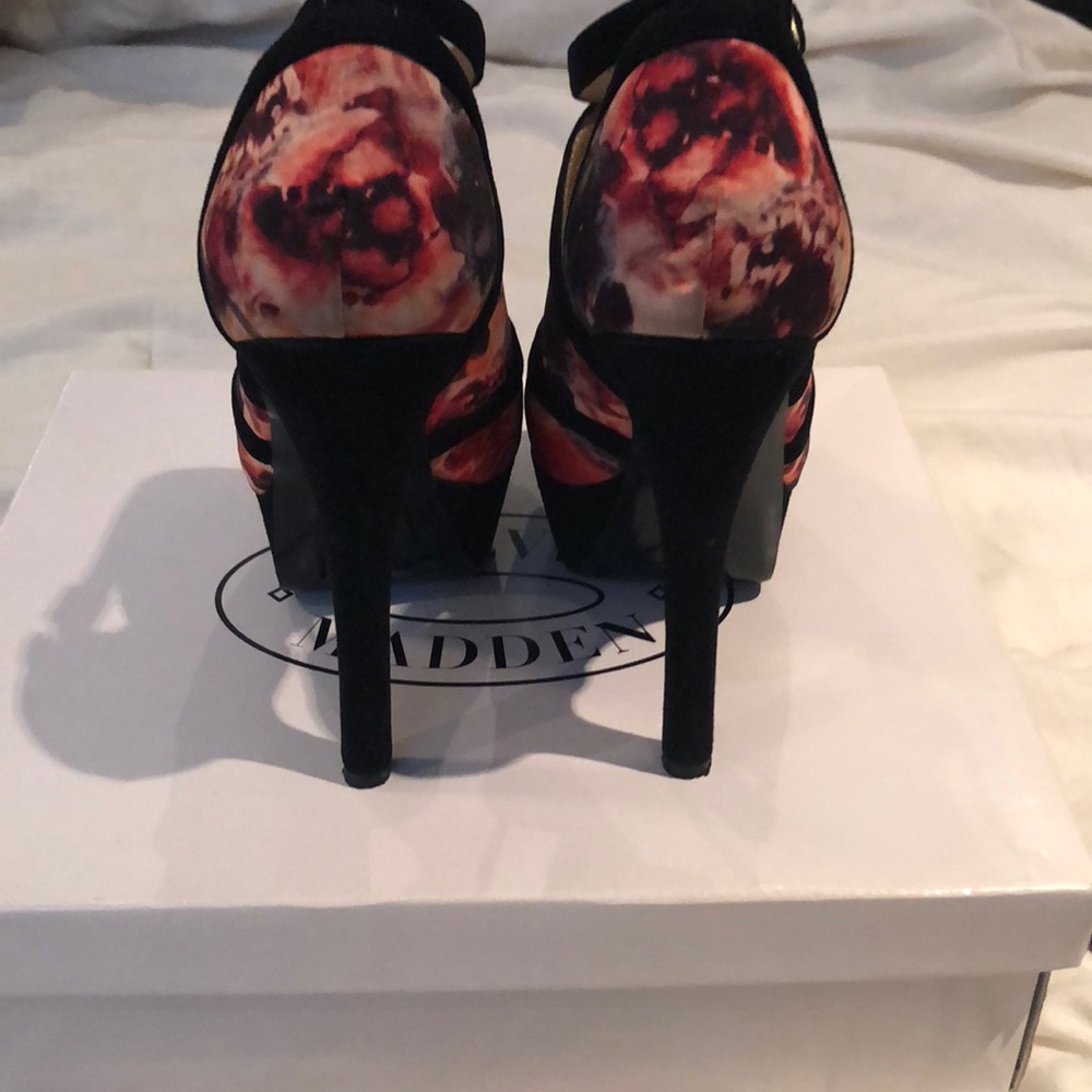 Heels - Picture 4 of 4